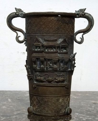 CHINE - XIXe siècle Coupe en fonte de bronze, deux anses en forme de dragons, le...