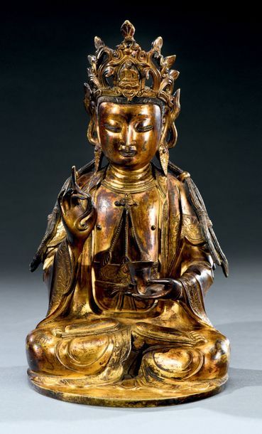 CHINE - XIXe siècle Guanyin en bronze doré portant une coupe de la main gauche, à...