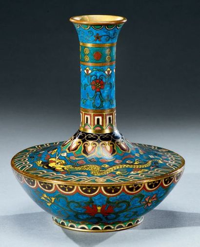 CHINE - XIXe siècle Vase cloisonné à base aplatie, à décor sur un fond bleu lapis...