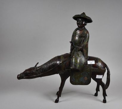 CHINE - Vers 1900 Toba sur sa mule
Sculpture en bronze patiné et émail cloisonné
H....
