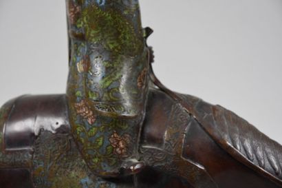 CHINE - Vers 1900 Toba sur sa mule
Sculpture en bronze patiné et émail cloisonné
H....