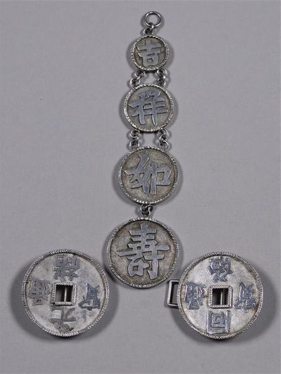 ANNAM- VIETNAM - XIXe siècle Boucle de ceinture et pendentif fait de 4 amulettes...