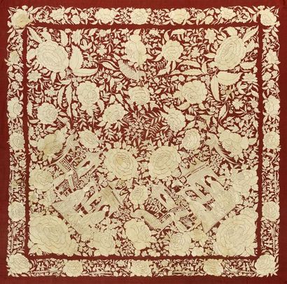 CHINE - XIXe siècle Châle en soie brodée, à motifs beige sur fond rouge représentant...