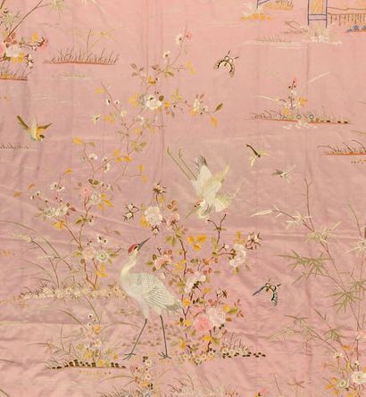 CHINE - XIXe siècle Grande tenture de soie rose, à décor brodé polychrome de grues...