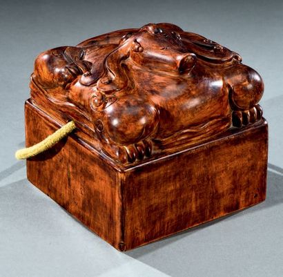 CHINE - fin du XIXe siècle Sceau en bois sculpté représentant un dragon stylisé dans...