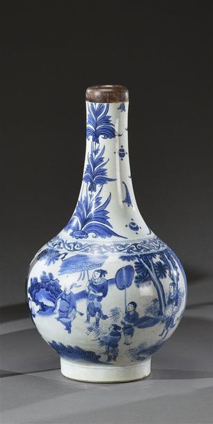 CHINE - XVIIe siècle Vase bouteille en porcelaine façon «kraak» à décor d'une scène...