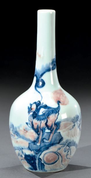 CHINE - Époque KANGHI (1654- 1722) Petit vase en porcelaine à long col étroit, à...