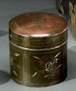 INDOCHINE - Fin du XIXe siècle Boîte à thé circulaire, à décor sur cuivre en incrustations...