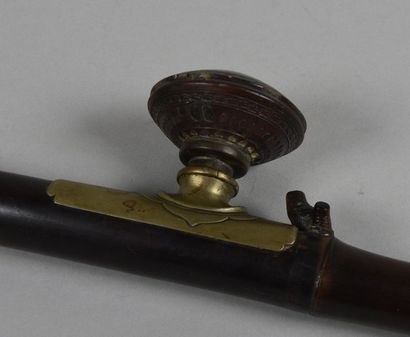 INDOCHINE - XIXE SIÈCLE Pipe à opium en bambou, os et métal repoussé, fourneau en...