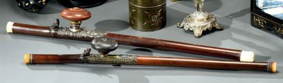 INDOCHINE - Fin du XIXe siècle Lot de deux pipes à opium en bambou, les fourneaux...