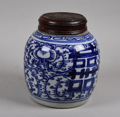 INDOCHINE - XIXE SIÈCLE Pot à gingembre en porcelaine à décor bleu et blanc de rinceaux...