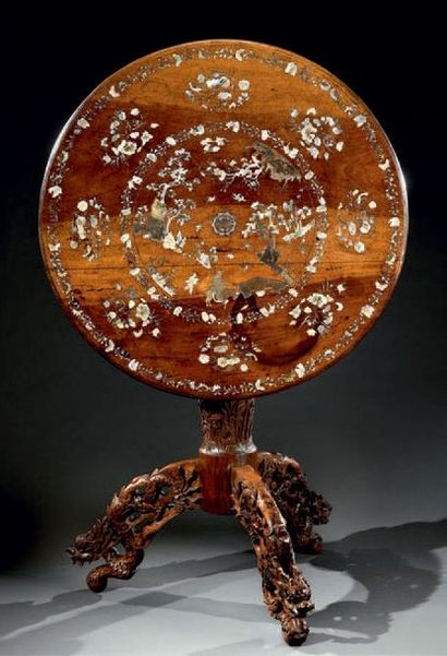 INDOCHINE - XIXE SIÈCLE Table en bois tripode, les pieds ajourés à décor de dragons,...