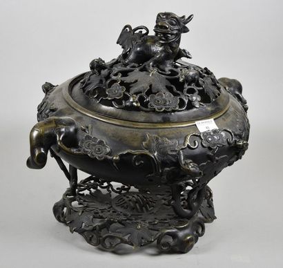 INDOCHINE - Fin du XIXe siècle Grand brûle- parfum tripode en bronze, les pieds à...