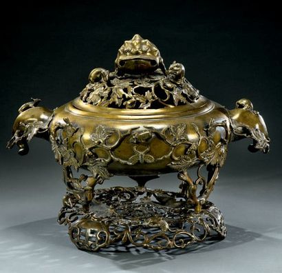 INDOCHINE - Vers 1900 Imposant brûle- parfum tripode en bronze, à décor ciselé de...