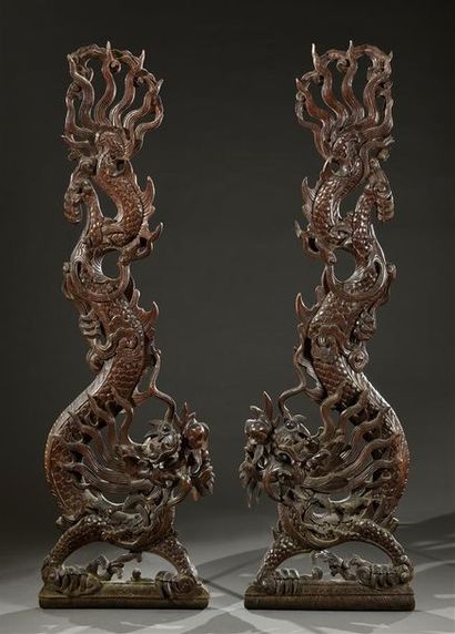 INDOCHINE - Vers 1900 Paire de panneaux décoratifs en bois sculpté à décor de dragons
H....
