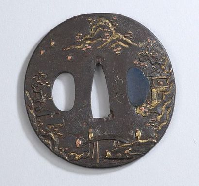 JAPON, Époque EDO (1603- 1868) Tsuba tetsu nagamaru- gata à décor incrusté de cuivre...