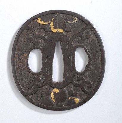 JAPON, Époque EDO (1603- 1868) Tsuba tetsu nagamaru- gata à décor d'un motif yoshino-...