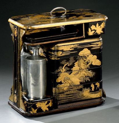 JAPON - Époque EDO (1603-1868) Cantine en bois laqué Takamaki-e, comprenant une boîte...