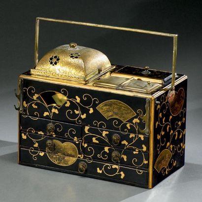 JAPON - Fin d'époque EDO (1603- 1868) Nécessaire de fumeur en laque Hiramaki-e, à...