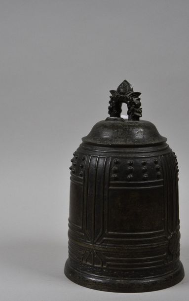 JAPON - Époque EDO (1603- 1868) Cloche en bronze légèrement blanc, à prise de têtes...