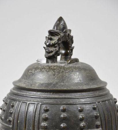 JAPON - Époque EDO (1603- 1868) Cloche en bronze légèrement blanc, à prise de têtes...