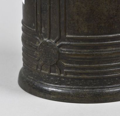 JAPON - Époque EDO (1603- 1868) Cloche en bronze légèrement blanc, à prise de têtes...