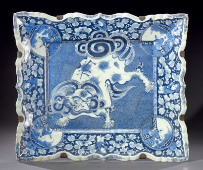 JAPON, Harita - Fin d'époque EDO (1603- 1868) Grand plat en porcelaine de forme rectangulaire...