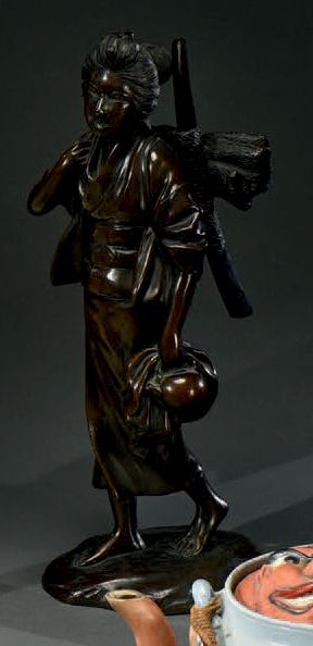 JAPON - Époque MEIJI (1868- 1912) Okimono en bronze représentant une paysanne portant...