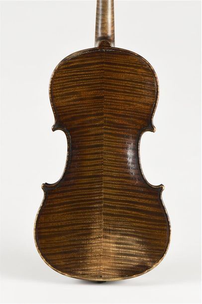 null Violon fait vers 1900 portant étiquette Stradivarius. Fond deux pièces 355 mm....