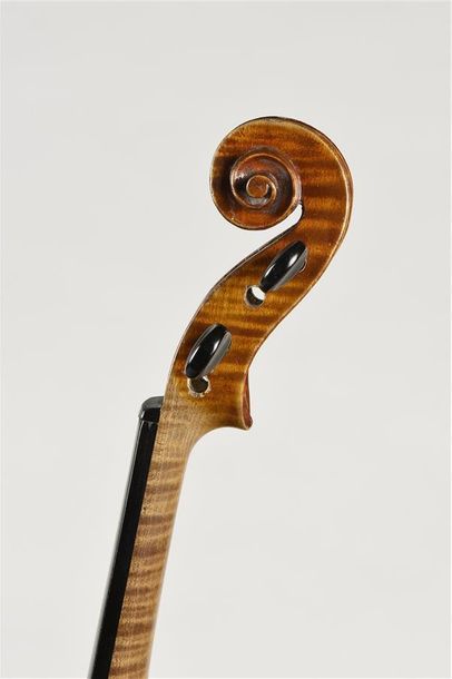 null Violon 3/4 fait à Mirecourt vers 1900, portant étiquette Stradivarius. Deux...