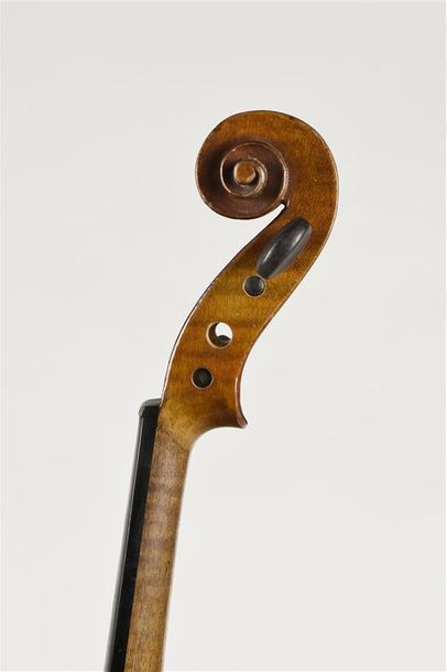 null Violon 3/4 étiquette Stradivarius, Mirecourt vers 1920. Bon état. Joli fond...
