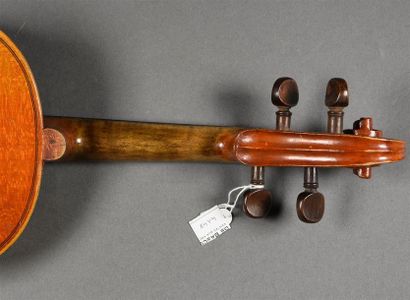 null Violon français fait vers 1900. Etiquette Stradivarius. Manche décollé. Fond...
