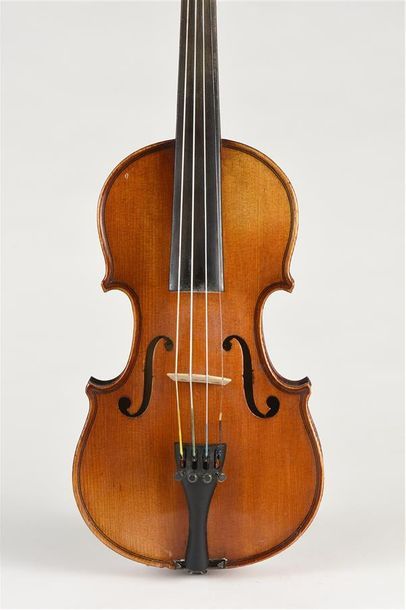 null Violon 1/8eme fait vers 1920, portant étiquette Stradivarius. Bon état. Fond...