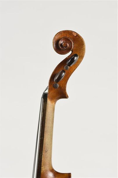 null Violon 1/8eme fait vers 1920, portant étiquette Stradivarius. Bon état. Fond...