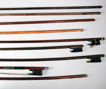null Petit lot de lutherie comprenant divers accessoires (chevalets, cordes, chevilles,...