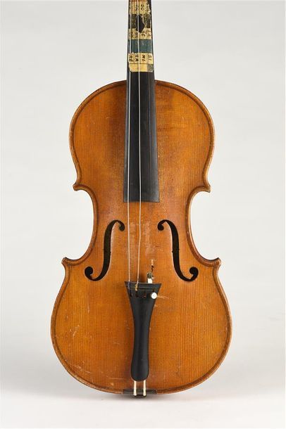 null Violon 3/4 français copie Stradivarius. Assez bon état. Fond une pièce 337 mm....