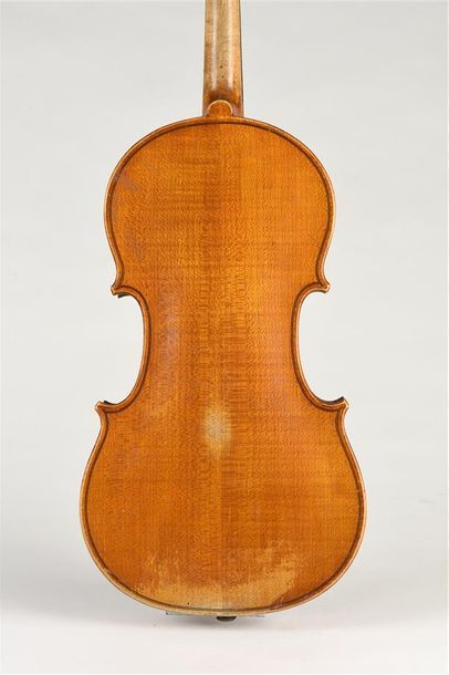 null Violon 3/4 français copie Stradivarius. Assez bon état. Fond une pièce 337 mm....
