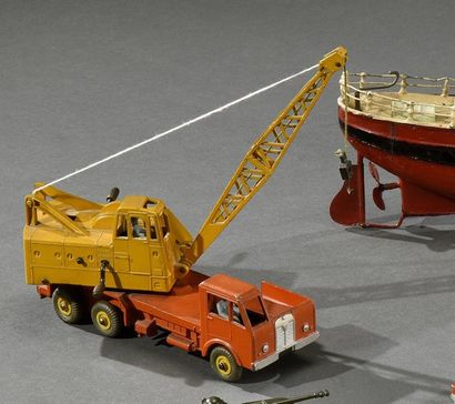null DINKY TOYS - ENGLAND & FRANCE Lot de deux comprenant : - Lorry mounted crane...