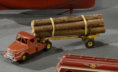 null DINKY TOYS - ENGLAND & FRANCE Lot de deux comprenant : - Lorry mounted crane...