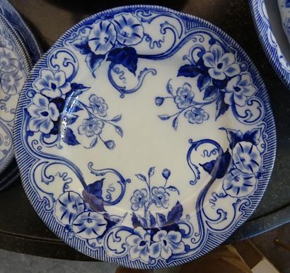 null CREIL MONTEREAU Service de table Flora en faïence à décor bleu et blanc de liserons...
