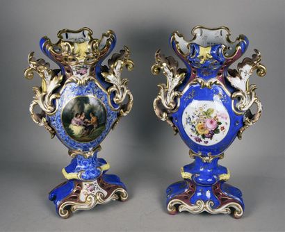 null Paire de vases en porcelaine sur piédouche, à décor polychrome et or dans des...