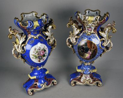 null Paire de vases en porcelaine sur piédouche, à décor polychrome et or dans des...