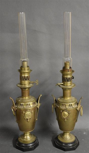 null Paire de lampes à pétrole en bronze et laiton, à profils de Cérès et Flore,...