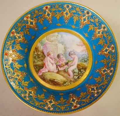 null Coupe en porcelaine polychrome, le centre à décor d'enfants tenant des grappes...