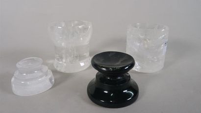 null Réunion de quatre petits socles ou présentoirs : trois en cristal de roche et...