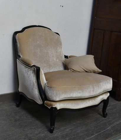 null Grand et large fauteuil de style Louis XV laqué noir, garniture de velours crème...