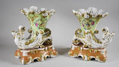 null Paire de vases en porcelaine polychrome en forme de corne d'abondance posées...