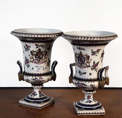 null SAMSON Paire de vases Médicis en porcelaine blanche à décor polychrome d'armoiries...