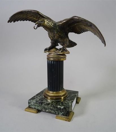 null Aigle aux ailes déployées en bronze doré, posé sur une colonne cannelée en tôle,...