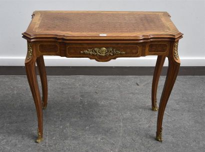 null Table à jeu marquetée De style Louis XV H. 77 cm L. 87 cm P. 41 cm